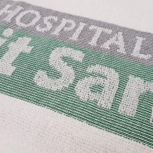 Personalización con logotipo en Jaquard de color.